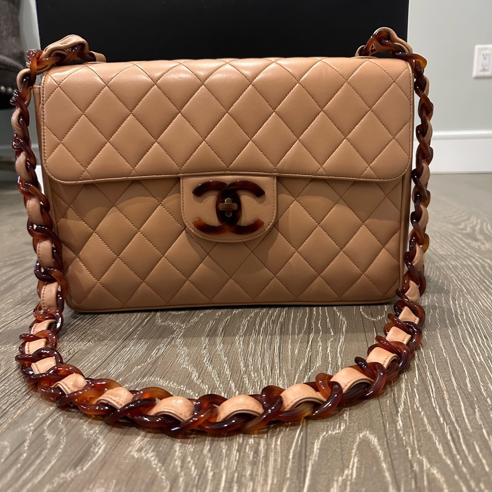 VINTAGE 1995 BEIGE CHANEL LAMBSKIN JUMBO FLAPBAG WITH TORTOISE RESIN CHAIN